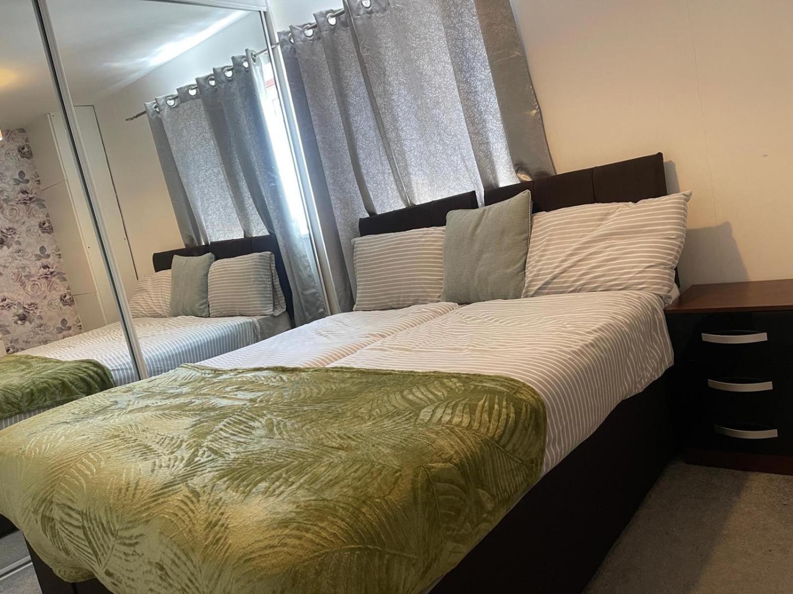 Basildon 3 Bedroom - Free Parking Private Garden Экстерьер фото