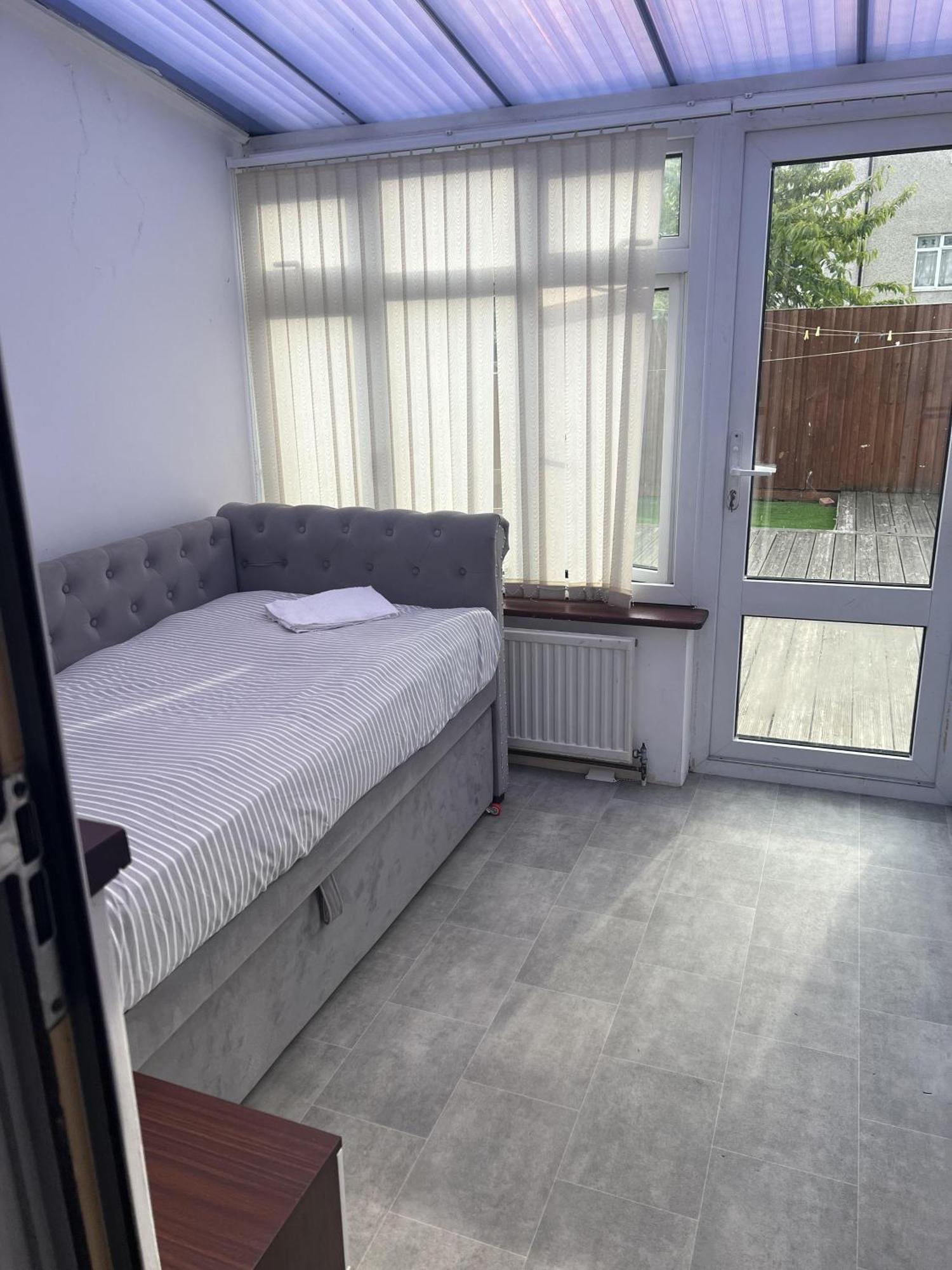 Basildon 3 Bedroom - Free Parking Private Garden Экстерьер фото